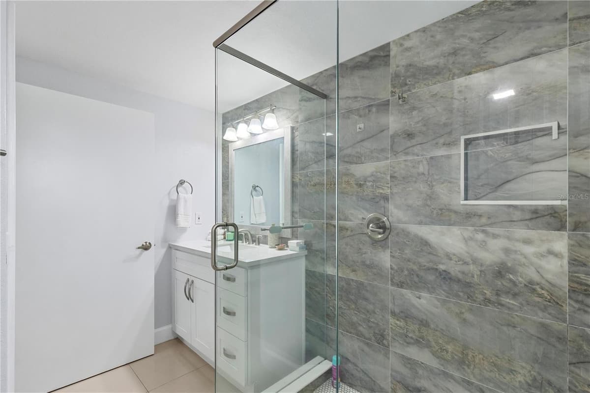 10112 ENCHANTED OAKS COURT — photo 12 of 36