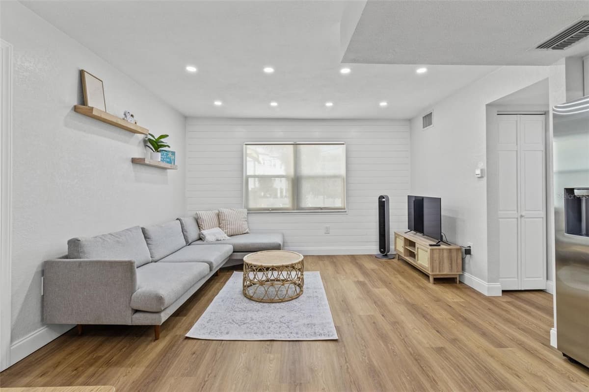9895 1ST STREET — photo 5 of 29
