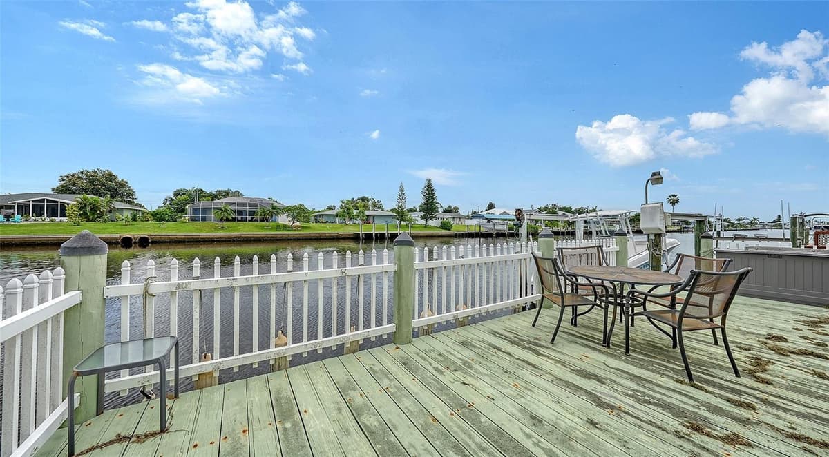 481 TARPON BOULEVARD — photo 41 of 43