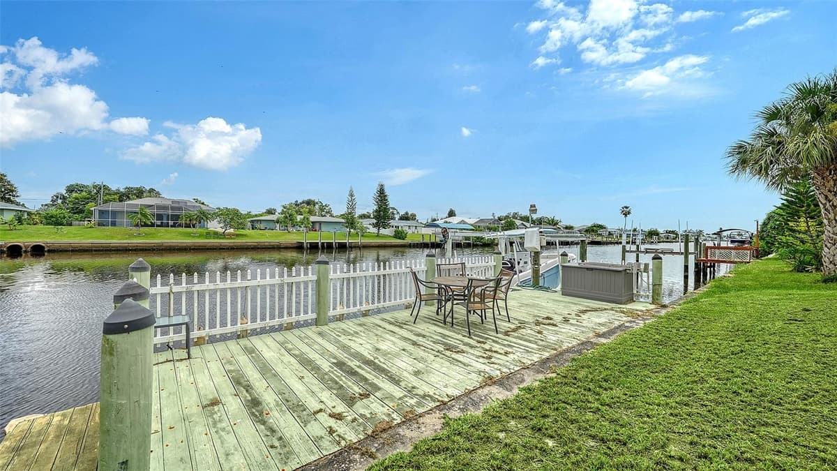 481 TARPON BOULEVARD — photo 40 of 43