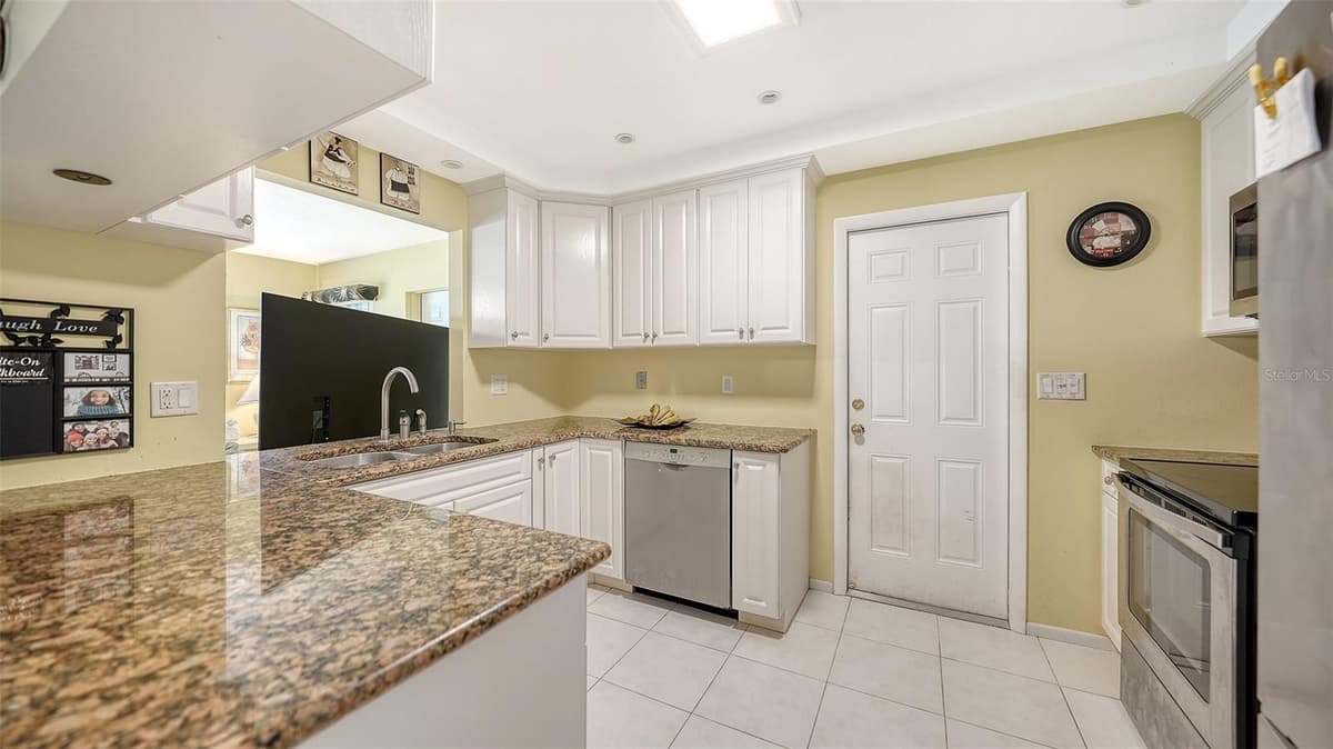 481 TARPON BOULEVARD — photo 15 of 43