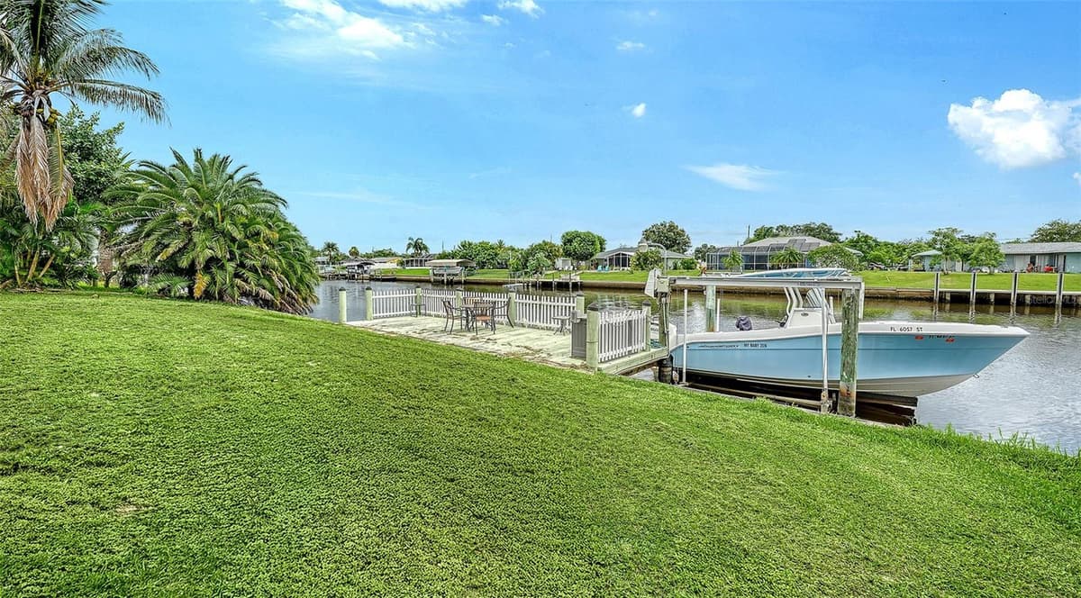 481 TARPON BOULEVARD — photo 39 of 43