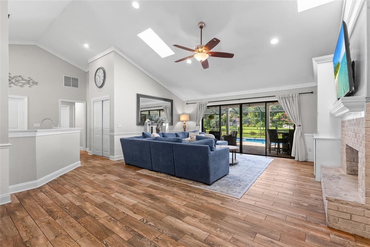 807 RIVERBEND BOULEVARD — photo 5 of 32