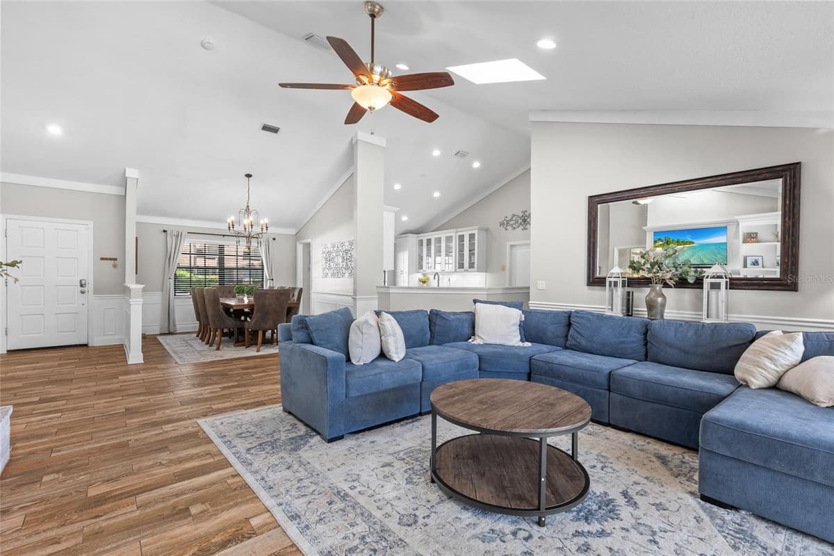 807 RIVERBEND BOULEVARD — photo 4 of 32
