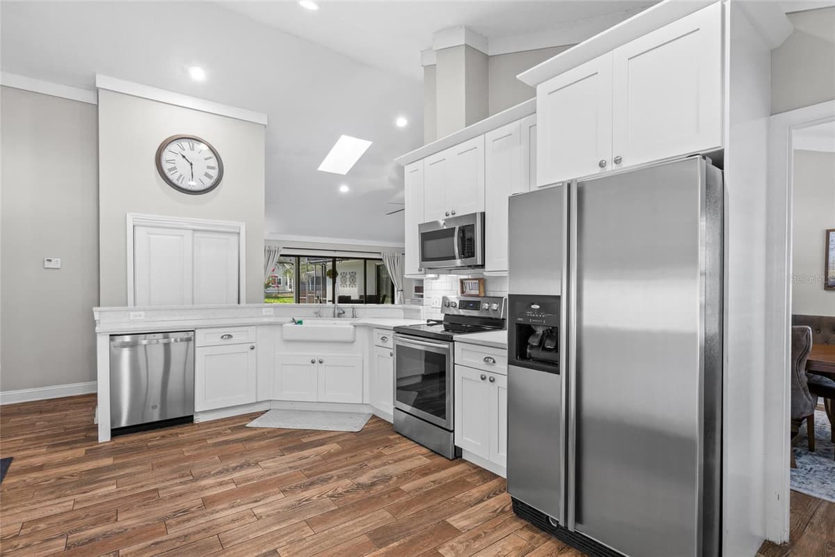 807 RIVERBEND BOULEVARD — photo 9 of 32