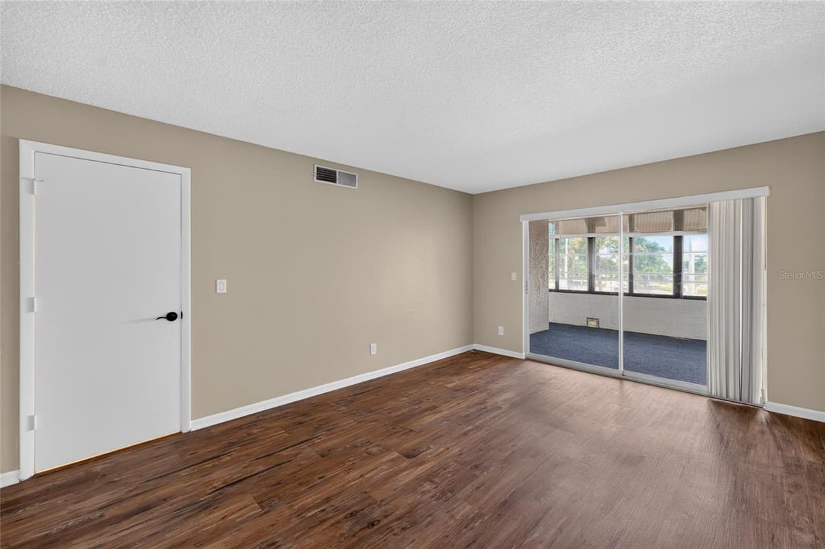 2581 COUNTRYSIDE BOULEVARD — photo 9 of 39