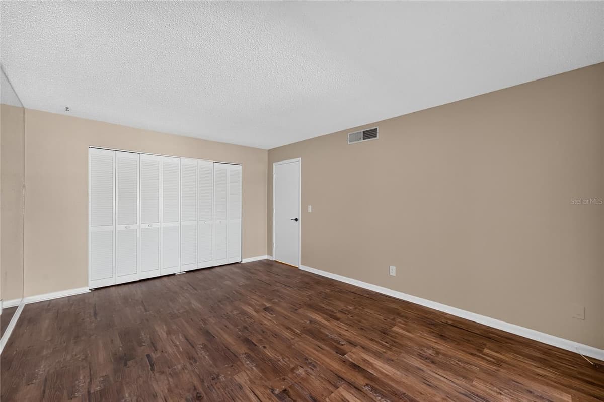 2581 COUNTRYSIDE BOULEVARD — photo 10 of 39