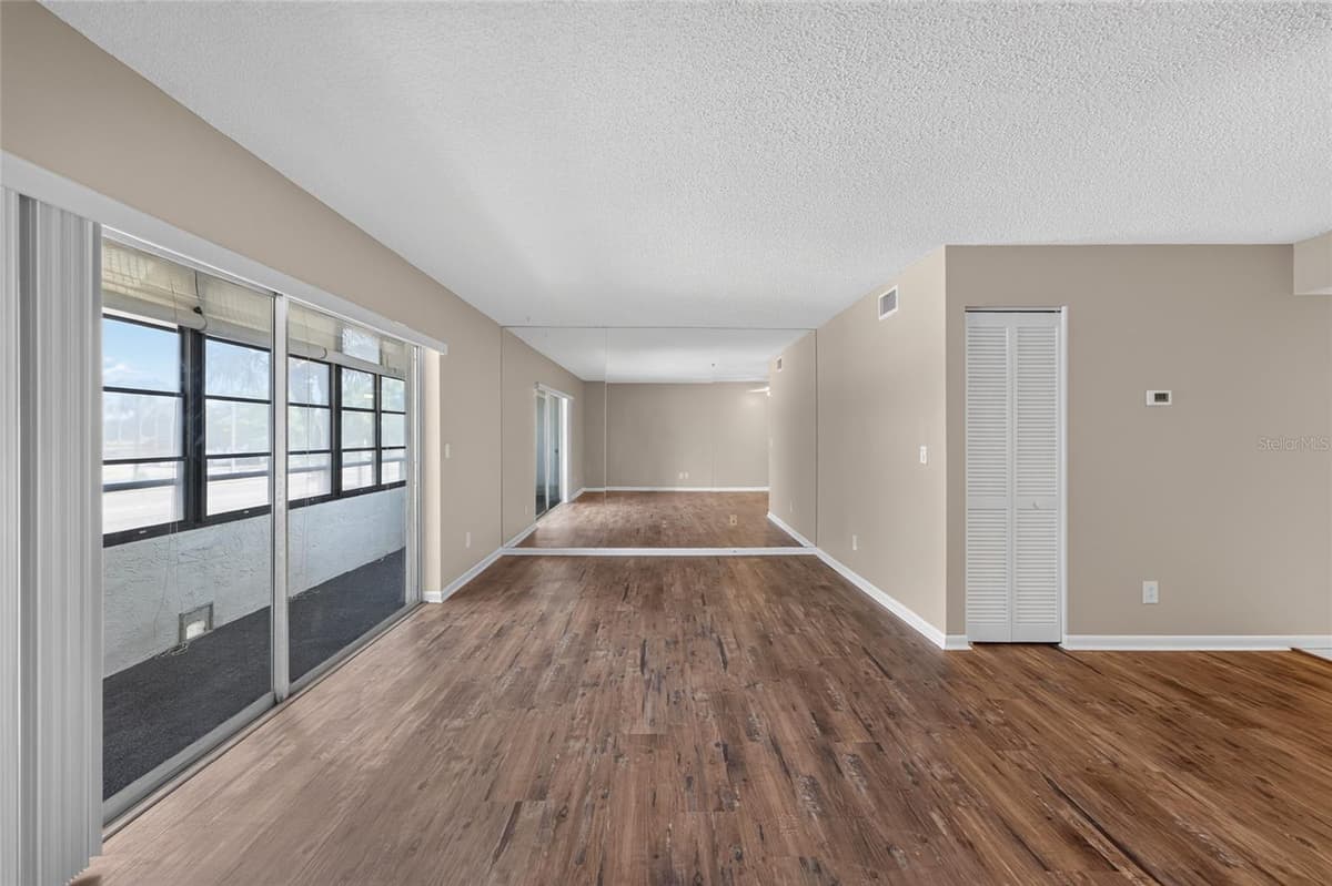 2581 COUNTRYSIDE BOULEVARD — photo 21 of 39