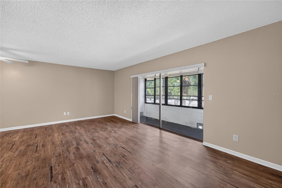 2581 COUNTRYSIDE BOULEVARD — photo 19 of 39