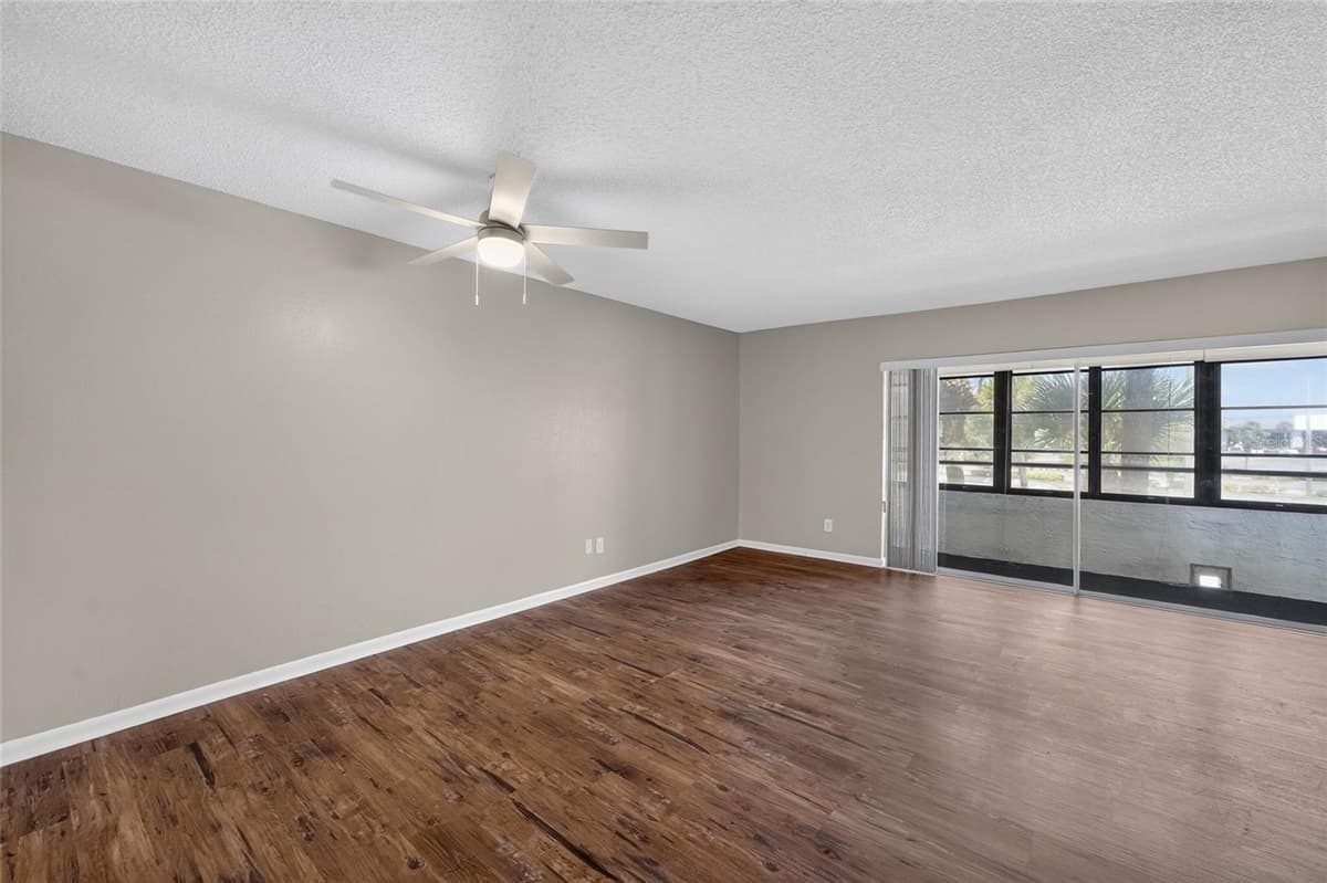 2581 COUNTRYSIDE BOULEVARD — photo 16 of 39