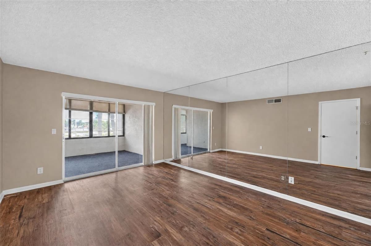 2581 COUNTRYSIDE BOULEVARD — photo 8 of 39