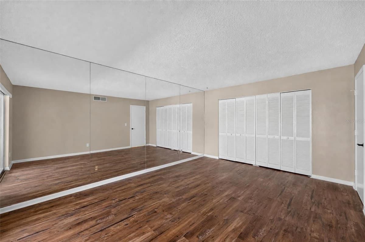 2581 COUNTRYSIDE BOULEVARD — photo 11 of 39