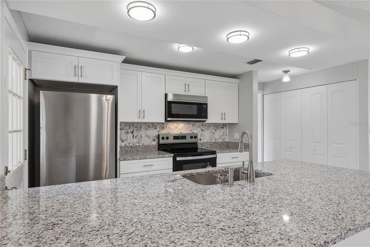 5588 GARDEN GROVE CIRCLE — photo 9 of 18