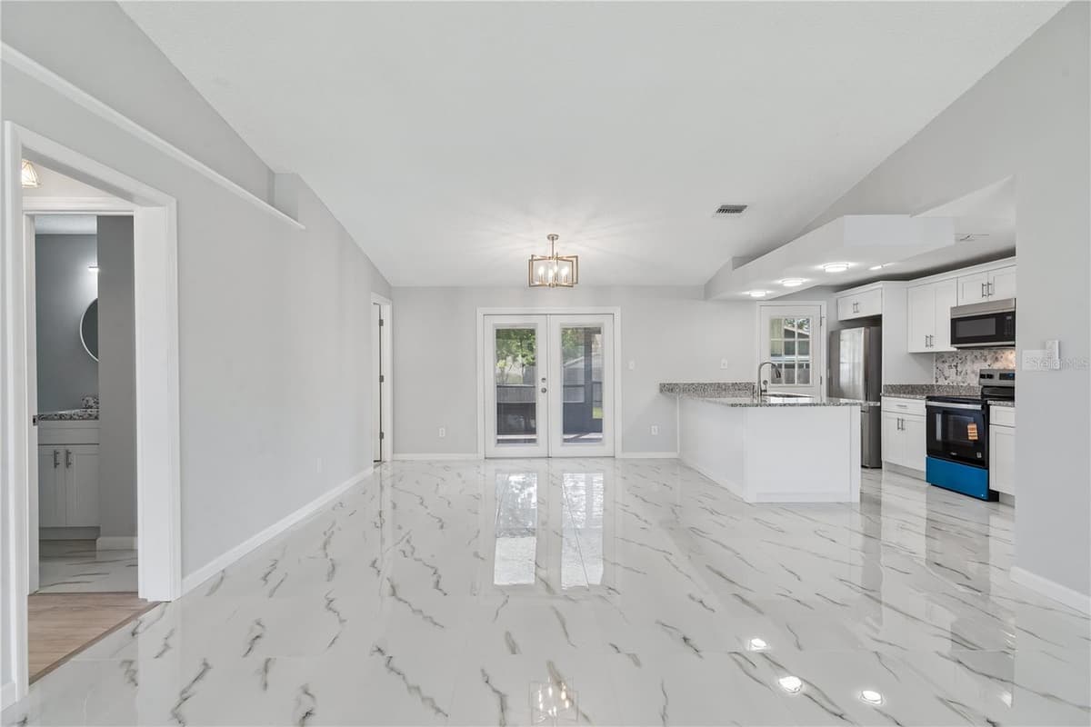 5588 GARDEN GROVE CIRCLE — photo 5 of 18