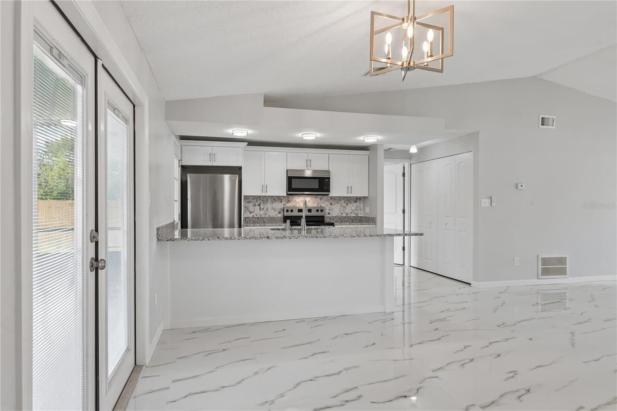 5588 GARDEN GROVE CIRCLE — photo 7 of 18