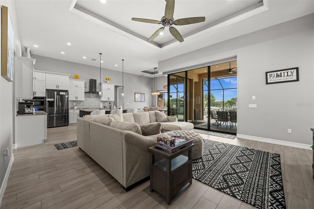 4286 HARBOR BOULEVARD — photo 5 of 50