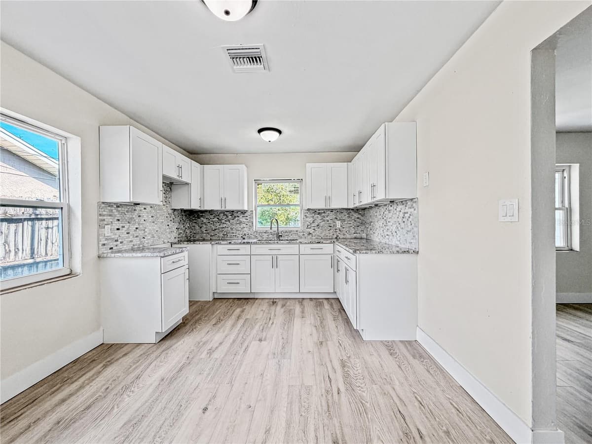 642 20TH STREET — photo 4 of 14