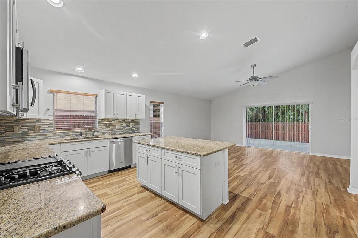 6222 CRICKETHOLLOW DRIVE — photo 8 of 35