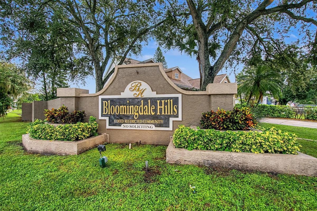 6222 CRICKETHOLLOW DRIVE — photo 4 of 35