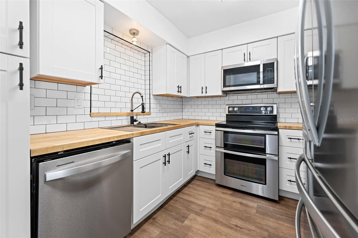 6928 WEST SHORE BOULEVARD — photo 3 of 49