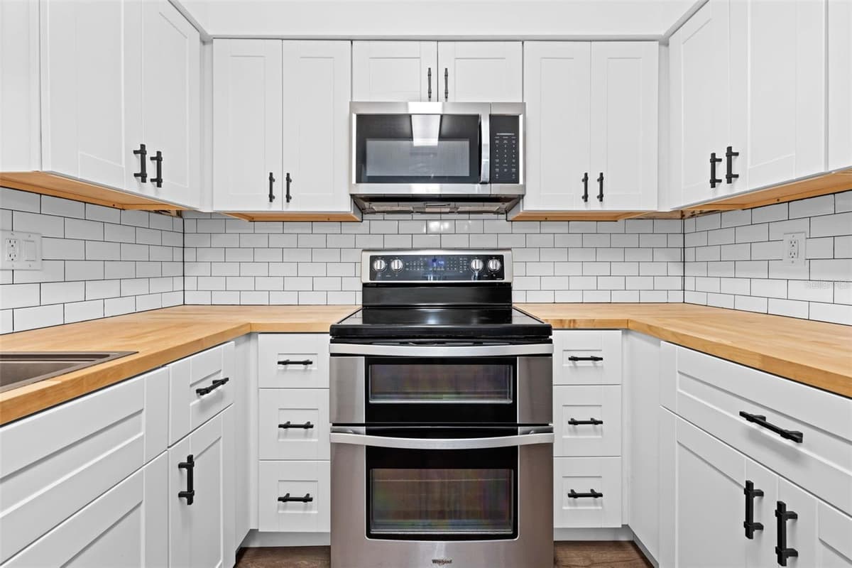 6928 WEST SHORE BOULEVARD — photo 15 of 49