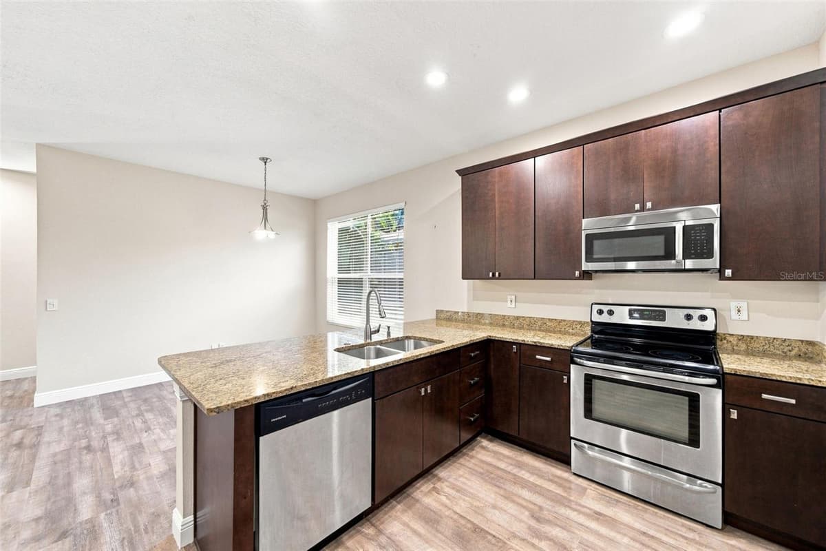 295 LONDONDERRY DRIVE — photo 17 of 35