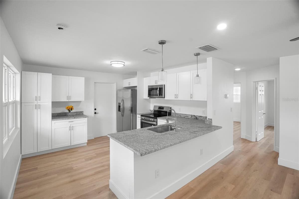 4406 WALLACE AVENUE — photo 7 of 32