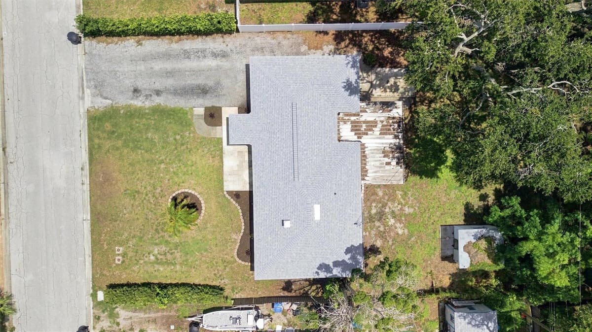 7242 LYNNWOOD AVENUE — photo 10 of 49