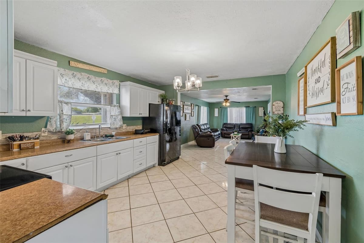 7307 HUNTLEY AVENUE — photo 9 of 33