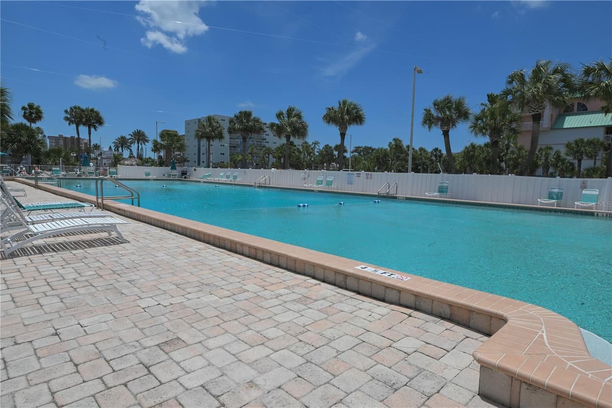 18399 GULF BOULEVARD — photo 12 of 32