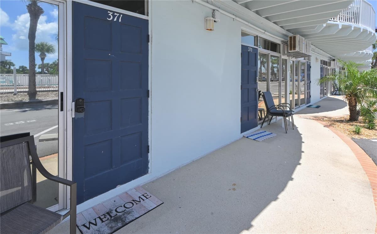 18399 GULF BOULEVARD — photo 2 of 32