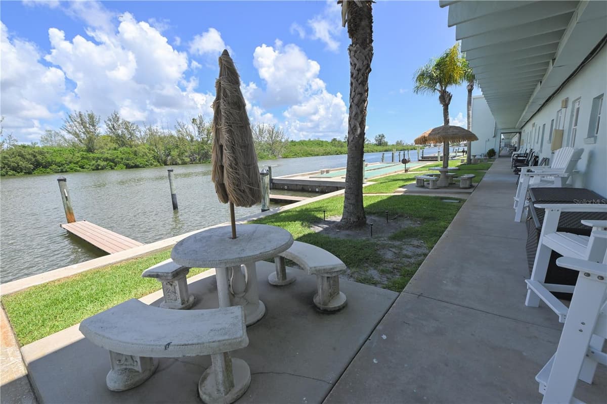 18399 GULF BOULEVARD — photo 26 of 32