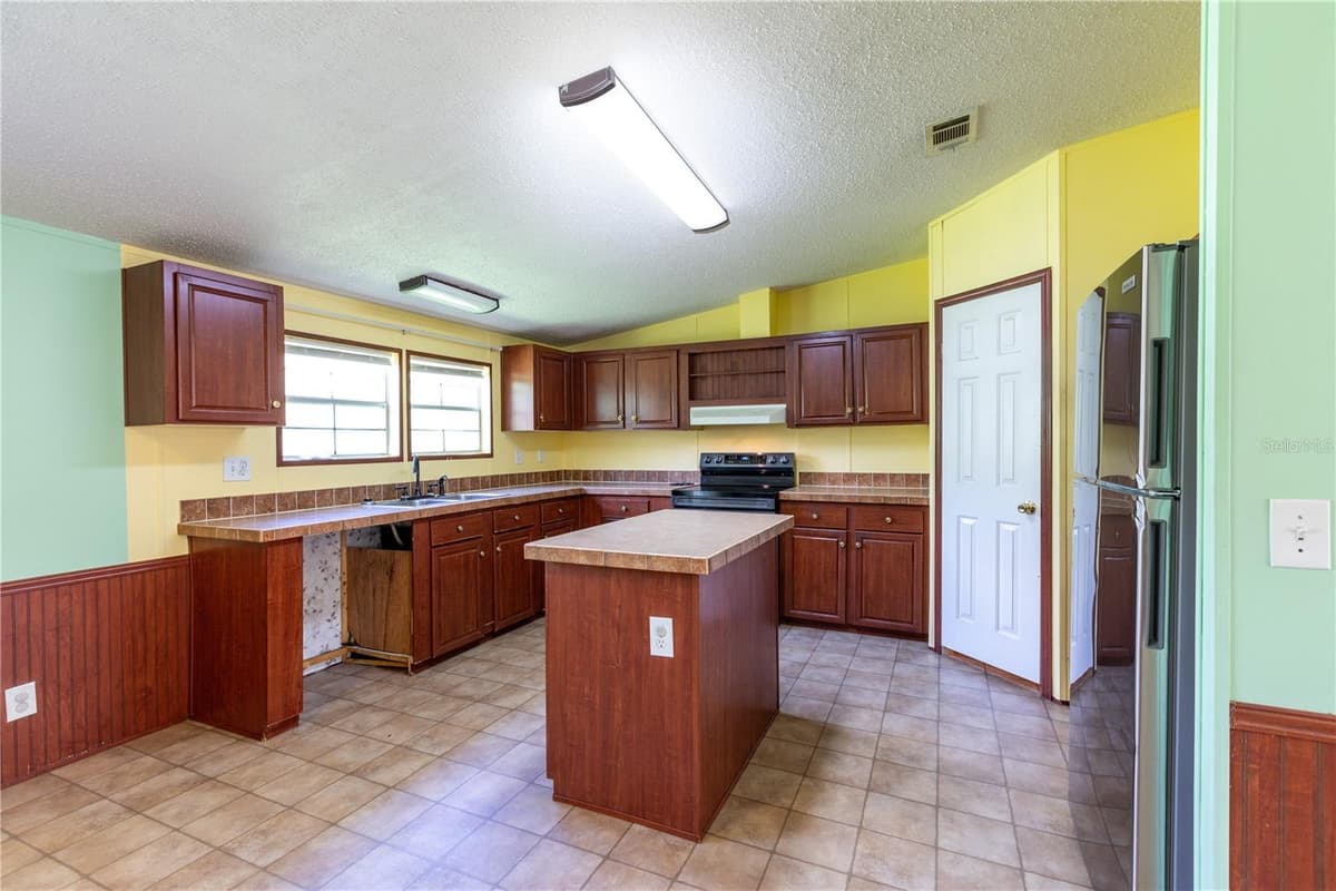 104 EVERETT STREET — photo 17 of 29