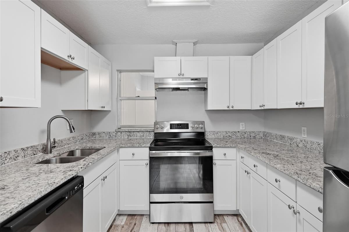 1915 CARRIGAN AVENUE — photo 11 of 29
