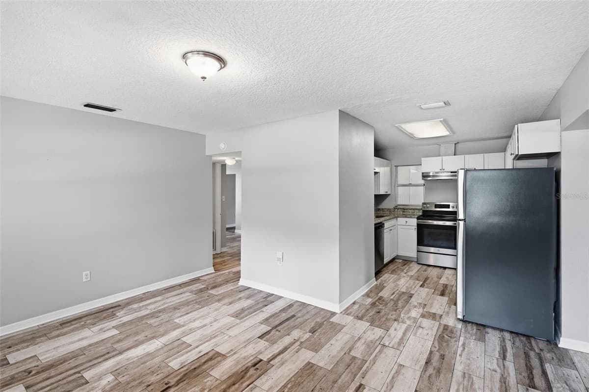 1915 CARRIGAN AVENUE — photo 10 of 29