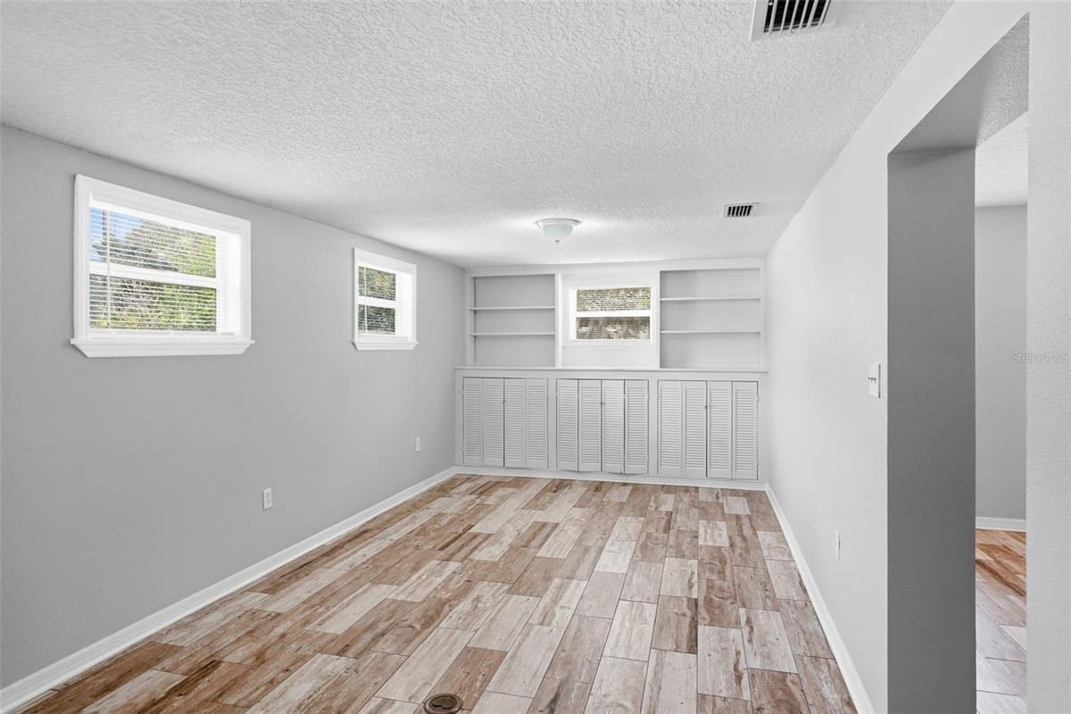 1915 CARRIGAN AVENUE — photo 13 of 29