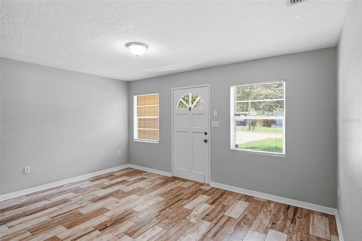 1915 CARRIGAN AVENUE — photo 9 of 29