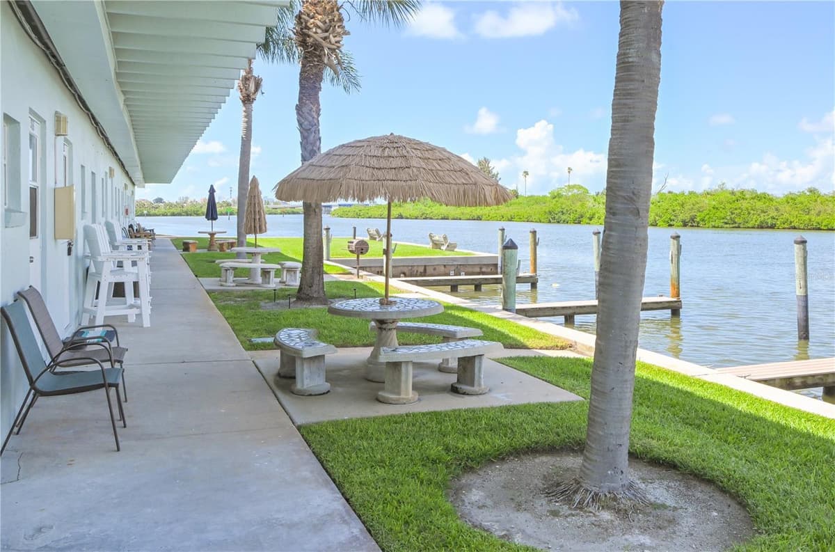 18399 GULF BOULEVARD — photo 2 of 25