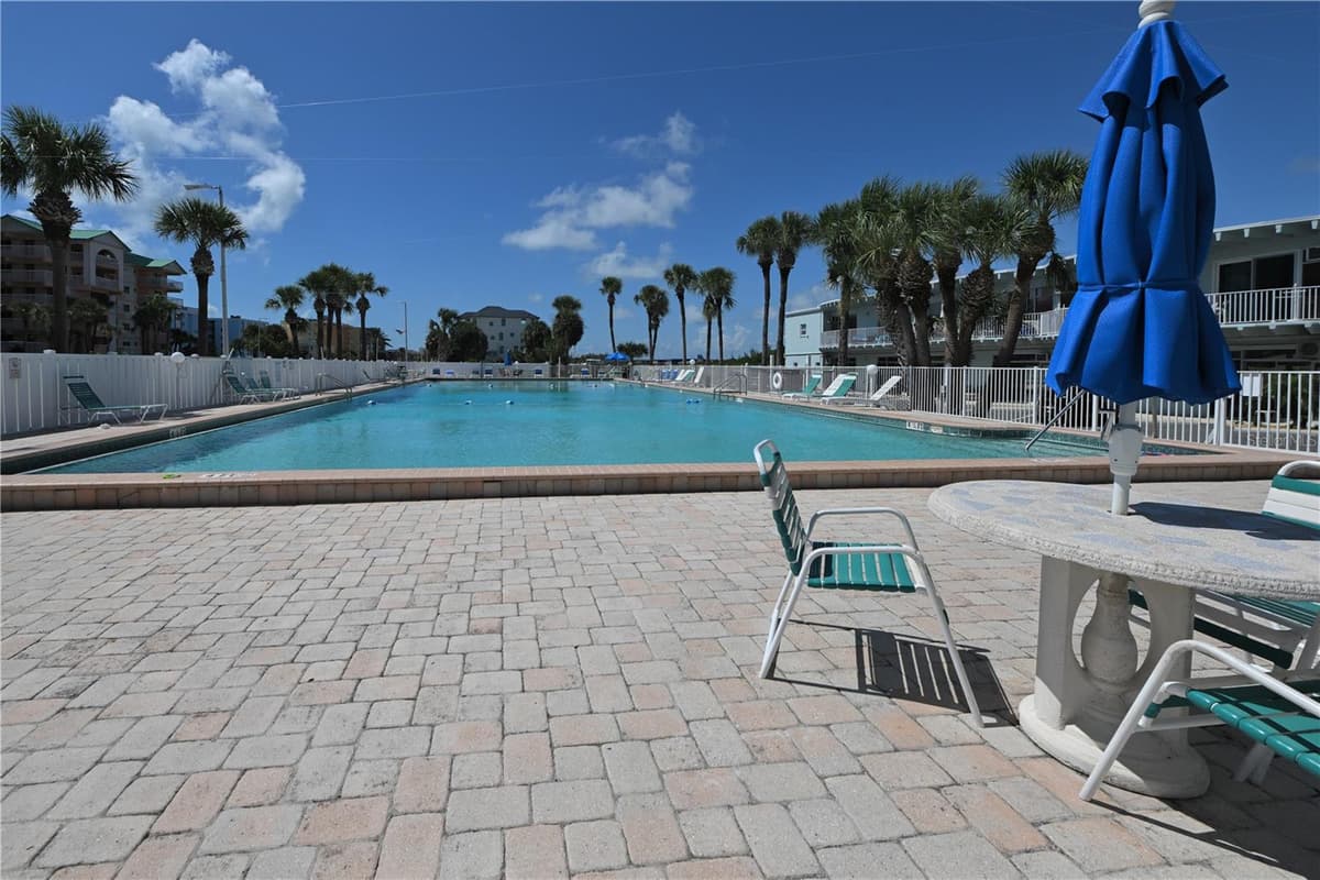 18399 GULF BOULEVARD — photo 21 of 25