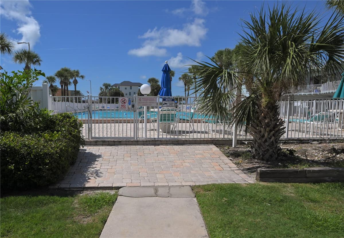 18399 GULF BOULEVARD — photo 20 of 25