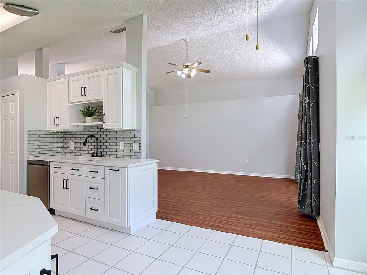 390 MAGNOLIA PLACE — photo 10 of 44