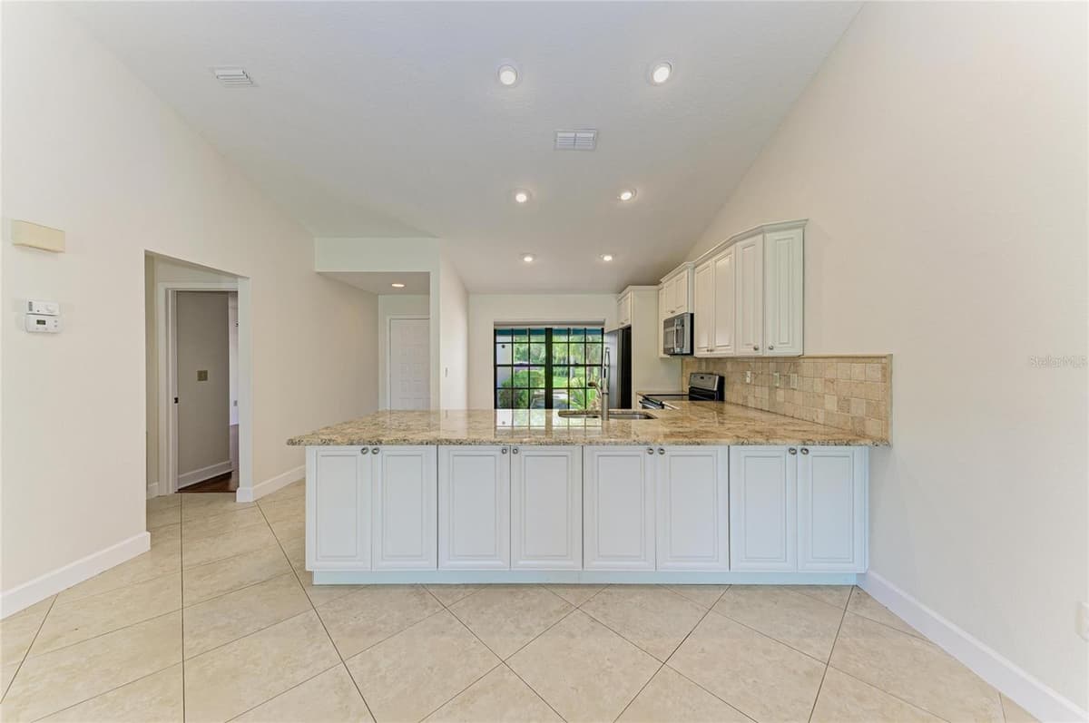 6085 CLUBSIDE DRIVE — photo 11 of 40