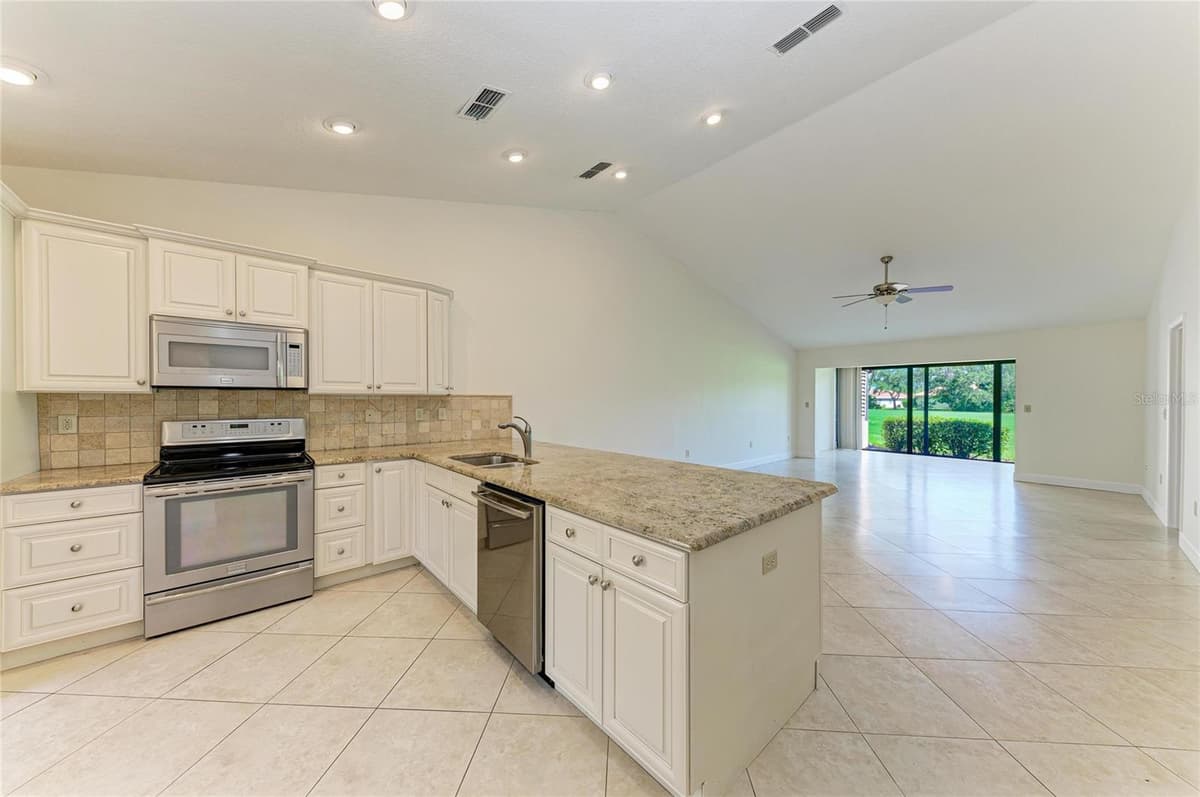 6085 CLUBSIDE DRIVE — photo 13 of 40