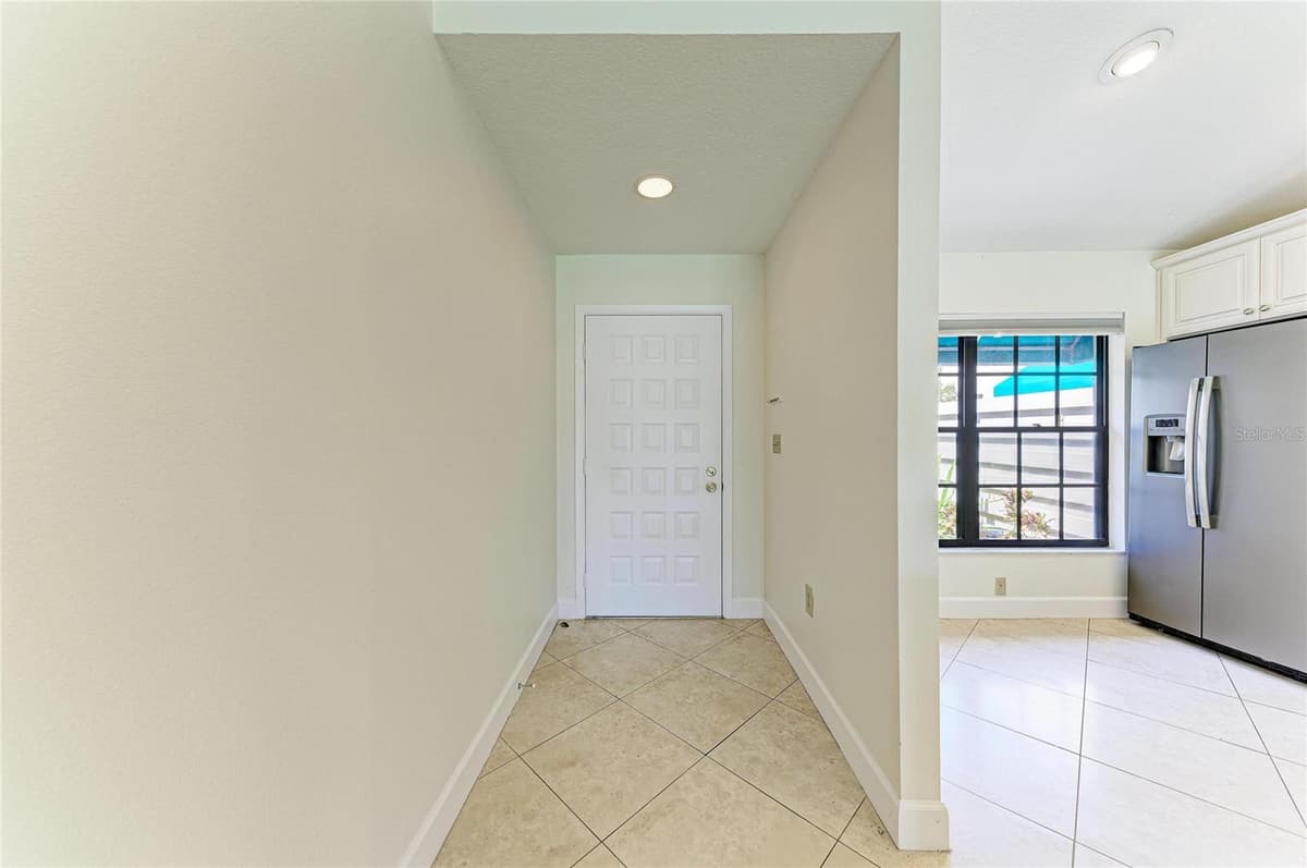 6085 CLUBSIDE DRIVE — photo 4 of 40