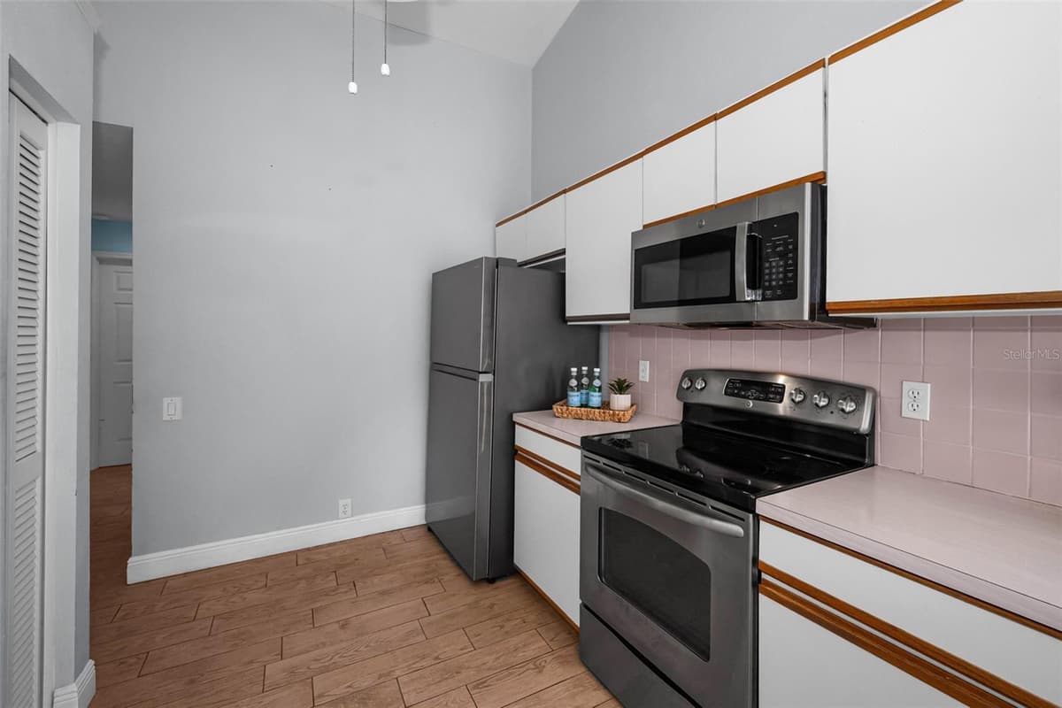 8919 KEATS DRIVE — photo 15 of 58