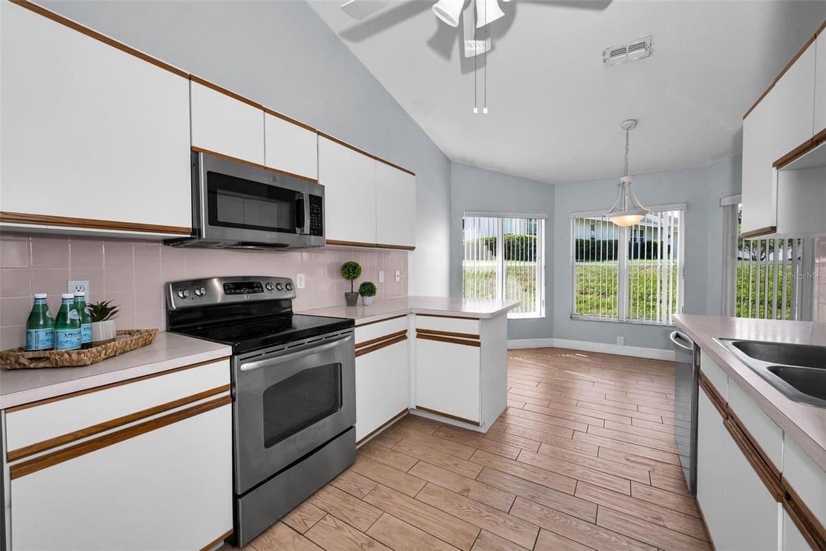 8919 KEATS DRIVE — photo 4 of 58