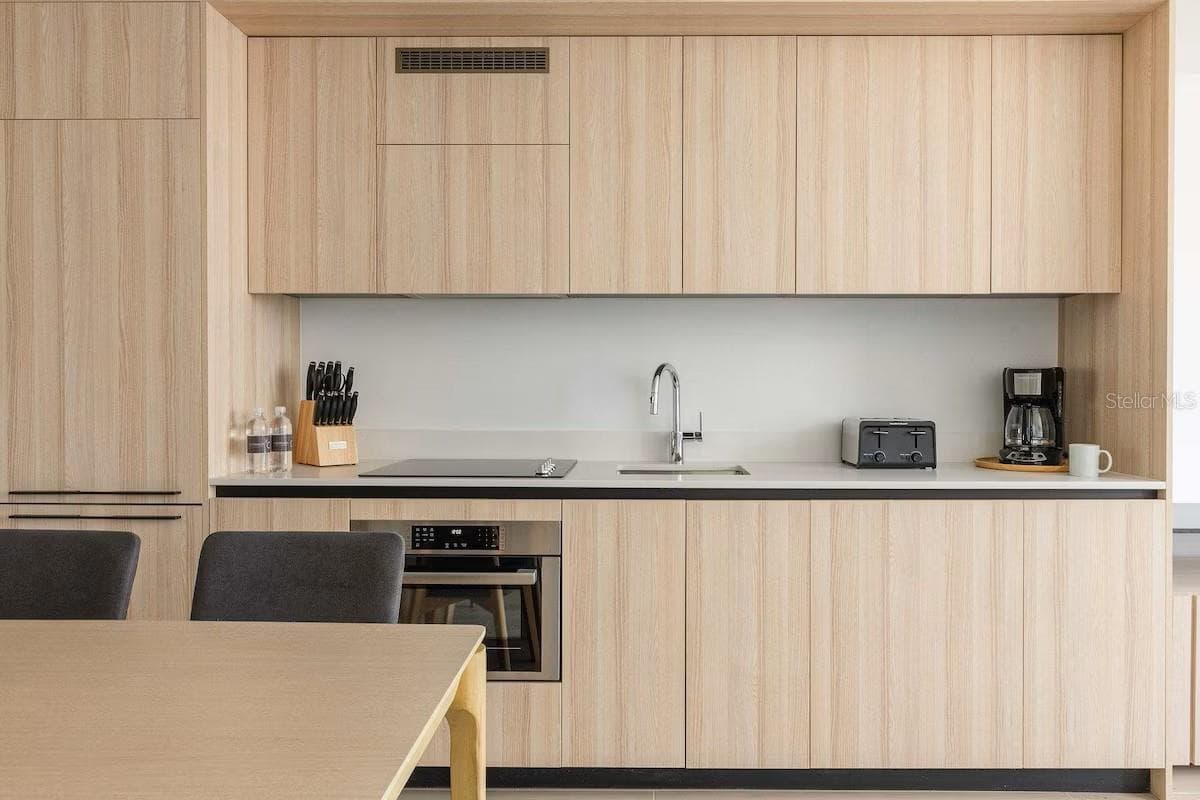 225 MIAMI AVENUE — photo 3 of 32