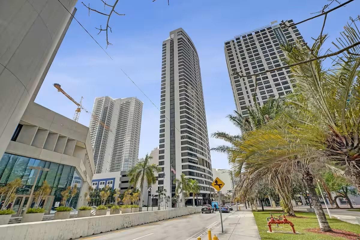 225 MIAMI AVENUE — photo 21 of 32