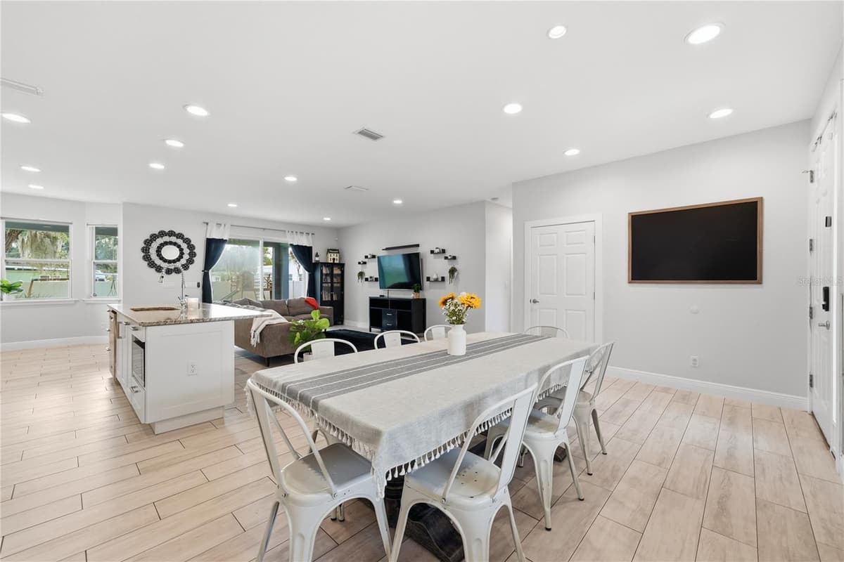 213 NEW YORK AVENUE — photo 4 of 41