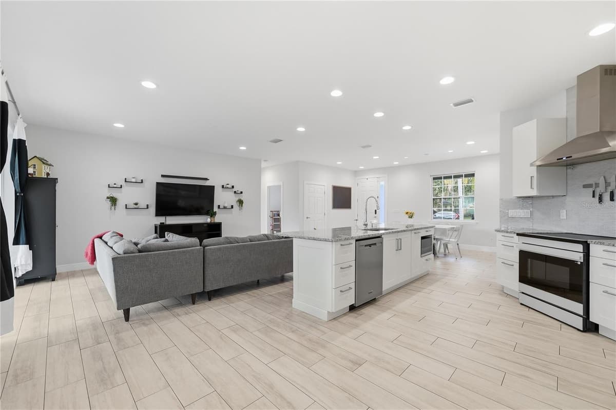 213 NEW YORK AVENUE — photo 9 of 41